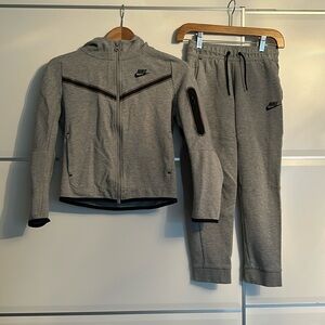 Boys Nike Tech Fleece Size M